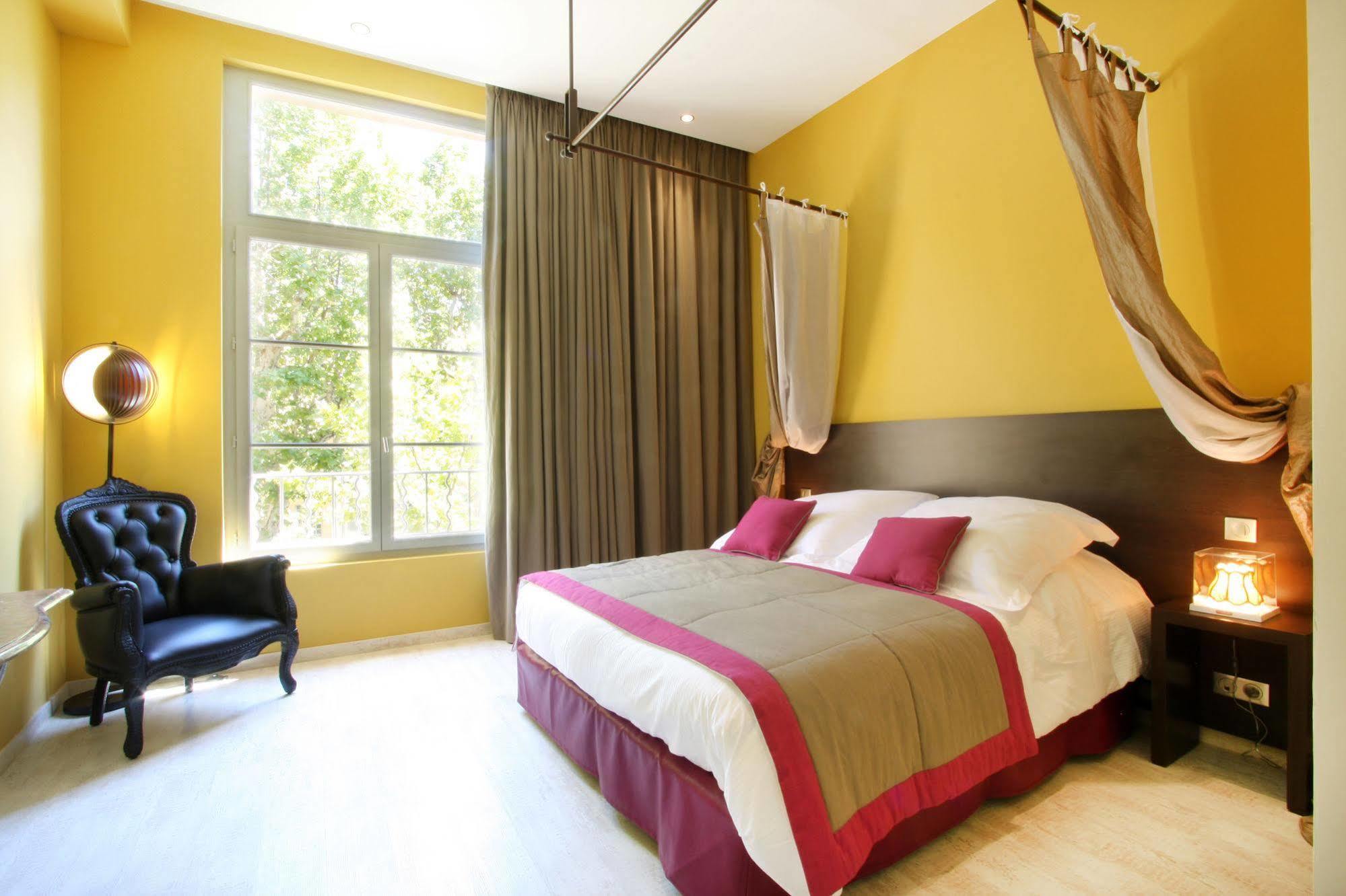 Hotel Les Deux Garcons Екс ан Прованс Екстериор снимка